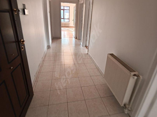 GÜNDÜZden KOLEJ SERVİ SOKAK TA 1.NCİ KAT 3 ODA 1 SALON KOMBİLİ İÇİ KISMEN YAPILI ÖN VE YAN CEPHE - Görsel 17
