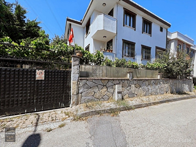 ALBAYRAKTAN ŞEHİR MERKEZİNDE 462M2 ARSA İÇİNDE 3 KAT VİLLA