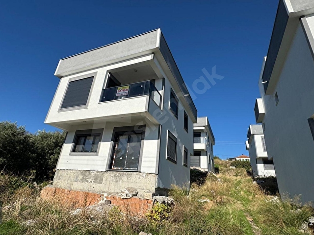 DİKİLİ KABAKUMDA KÖY İÇİ DENİZ MANZARALI 135 M2 3+1 SATILIK MÜSTAKİL VİLLA
