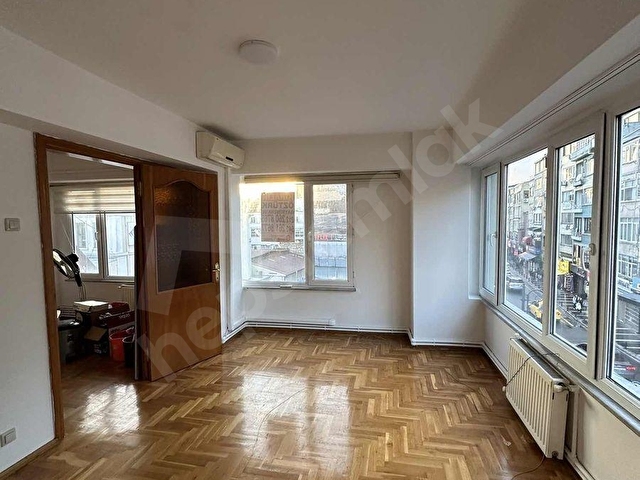 Beşiktaş Çırağan Caddesinde Ana cadde üzerinde 80m2 Arakat Kombili