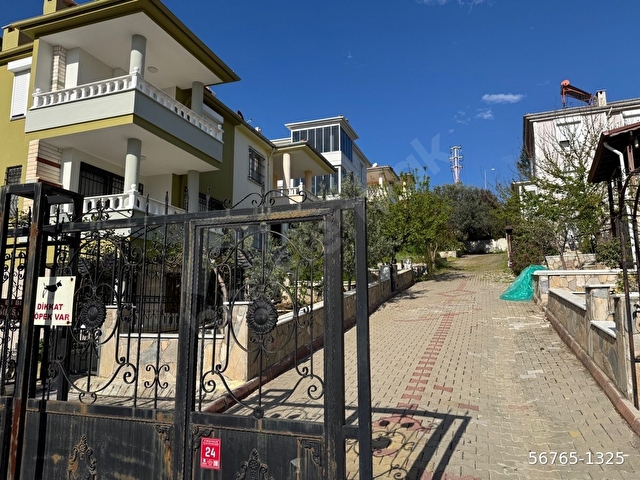 ALTINOLUK MERKEZ’DE SATILIK MANZARALI 4+1 FULL EŞYALI VİLLA