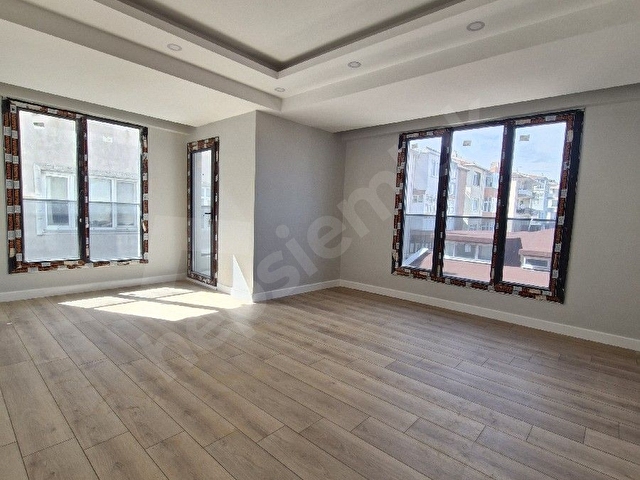 CENNET MAH. LÜKS SİTE İÇİNDE SATILIK E-5 KENARI 2+1 5. KAT DAİRE - Görsel 2