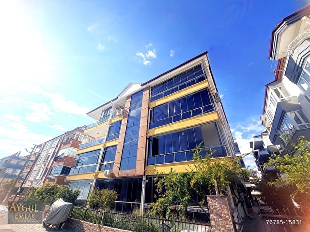 AKÇAYDA AYGÜLDEN ÖN CEPHE DOĞALGAZLI HEMEN OTURUMA HAZIR GENİŞ BALKONLU ASANSÖRLÜ 2+1SATILIK DAİRE