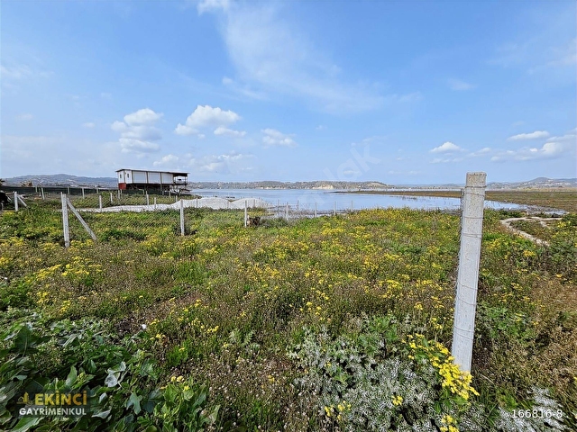EKİNCİ GAYRİMENKUL`DEN GÖL MANZARALI TEL İLE ÇEVRİLİ 300 m2 ARSA
