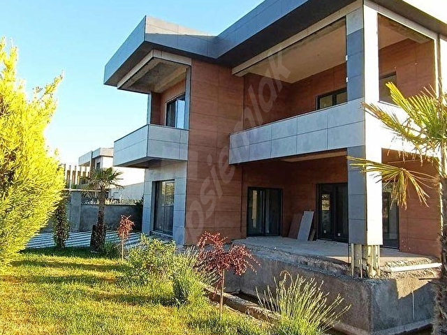 ESENTEPENİN GÖZDE BÖLGESİNDE | 500 m² ARSA İÇİNDE HAVUZLU VİLLA