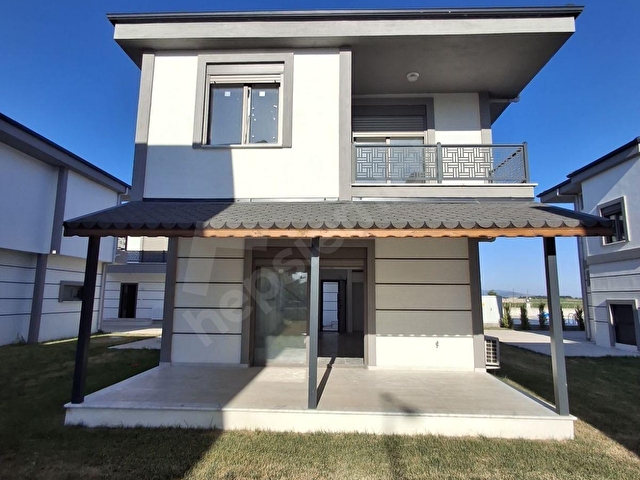 Altınovada Havuzlu Site içinde yerden ısıtmalı 3+1 Villa - Görsel 2