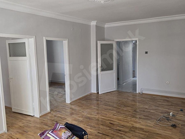 GÜÇLÜKAYA KAYA SOKAKTA MASRAFSIZ 3+1 KİRALIK DAİRE ÇİFT BALKON - Görsel 7