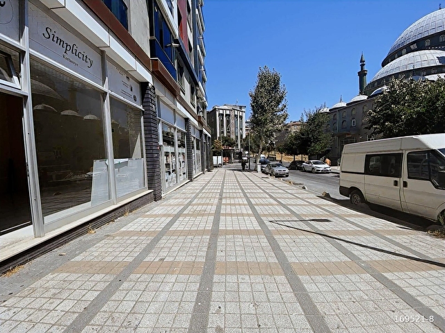 AKŞEMSETİN CAMİ KARŞISI SİTE ALTI YÜKSEK TAVAN 40 m2 DÜZ GİRİŞ