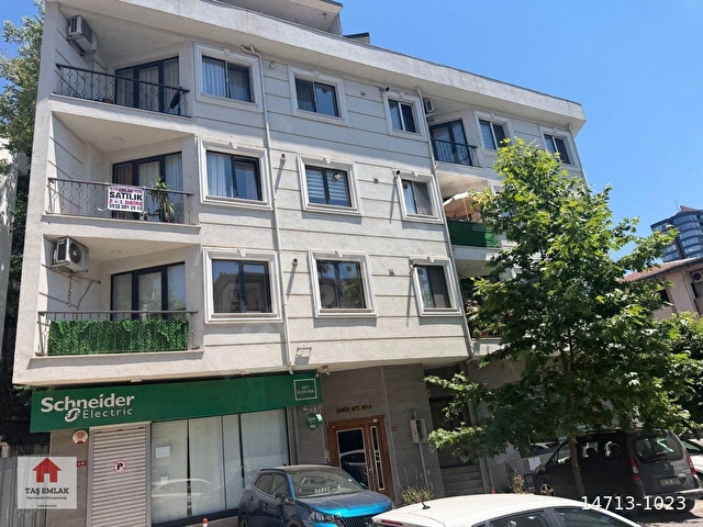 Kadıköy Hasanpaşa’da, Akasya AVM yanı, metro ve metrobüse yakın, yeni binada 2+1 ara kat daire.