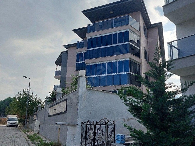 Davutlar kaplıca bölgesinde müstakil binada full eşyalı ebeveyn banyolu 2 adet balkon kapalı cam 3+1