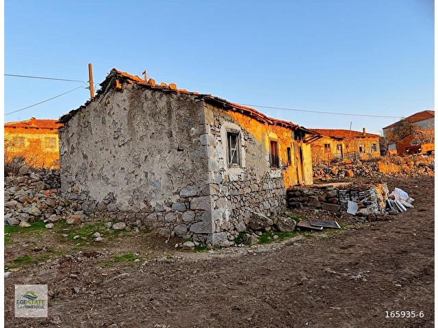 Bergama Durmuşlar Bölgesinde 825 m² Arsa İçinde taş ev