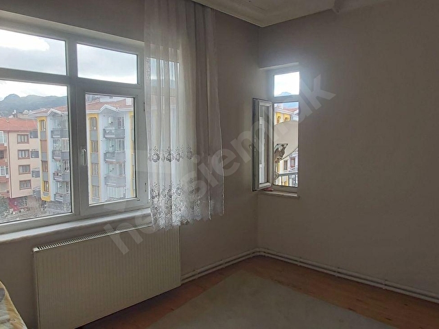 ÇELEBİLER’DE MERKEZİ KONUMDA, FERAH 3+1 ASANSÖRLÜ ÜST KAT DAİRE - Görsel 25