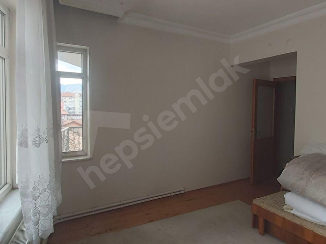 ÇELEBİLER’DE MERKEZİ KONUMDA, FERAH 3+1 ASANSÖRLÜ ÜST KAT DAİRE - Görsel 24