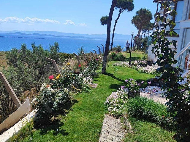 KARABURUN KÜÇÜKBAHÇE DE SİTE İÇİNDE SATILIK 2+1 YAZLIK VİLLA