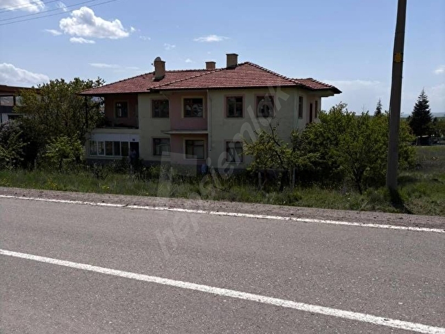 Ayaş Merkezde Önü Kapanmaz Paraşüt Tepesi Manzaralı Çift Katlı Müstakil Ev