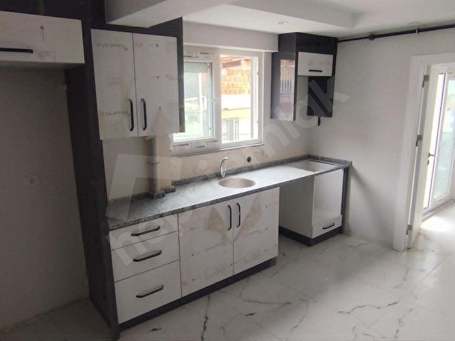 İLBADI MAHALLESİNDE 3 KATLI BİNANIN 2. ARA KATI BALKONLU YERDEN ISITMALI 75 m2 fiyat: 2.250.000 tl