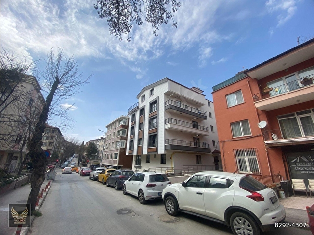 KÜÇÜK ESAT BAĞLAYAN SOKAKTA 1+1 YENİ BİNA ARA KAT - Görsel 2