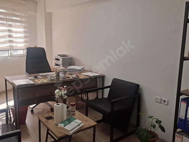Tiyatro Sokağında Hazır Kiracılı 2.Kat 1+1 Bakımlı Satılık Ofis