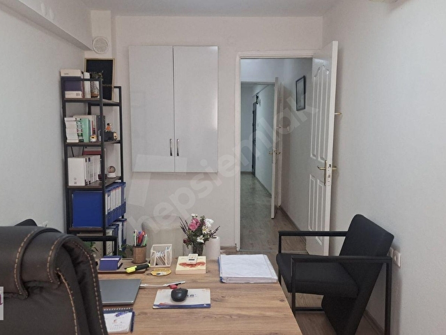 Tiyatro Sokağında Hazır Kiracılı 2.Kat 1+1 Bakımlı Satılık Ofis - Görsel 4