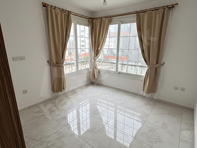 KUZEY KIBRISTA GİRNE MERKEZTE TAPUSU HAZIR KREDİYE UYGUN GENİŞ FERAH 3+1 SATILIK DAİRE - Görsel 3