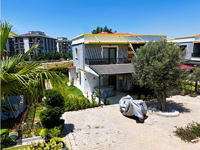 Havuzlu Ve Güvenlikli Sitede Geniş Bahçeli Yeni Villa