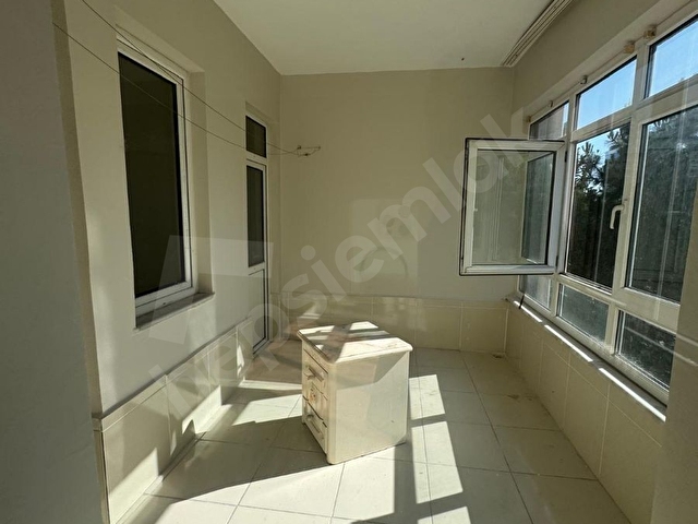 BEYLİKDÜZÜ METROBÜS YANI,AİLE APARTMANINDA 3+1 BOŞ BÜYÜK DAİRE - Görsel 27