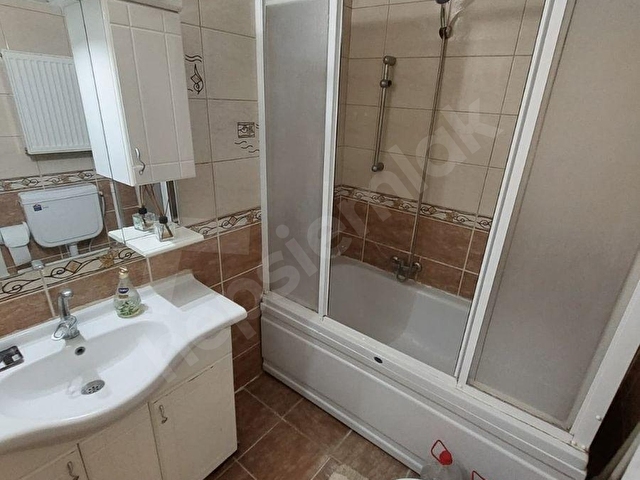Aile Apartmanında, Çift Balkonlu ve Eşyalı Kiralık 3+1 Daire - Görsel 17