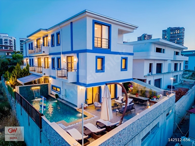 Torbalı Ayrancılarda Havuzlu Müştemilatlı 5+1 Triplex Villa