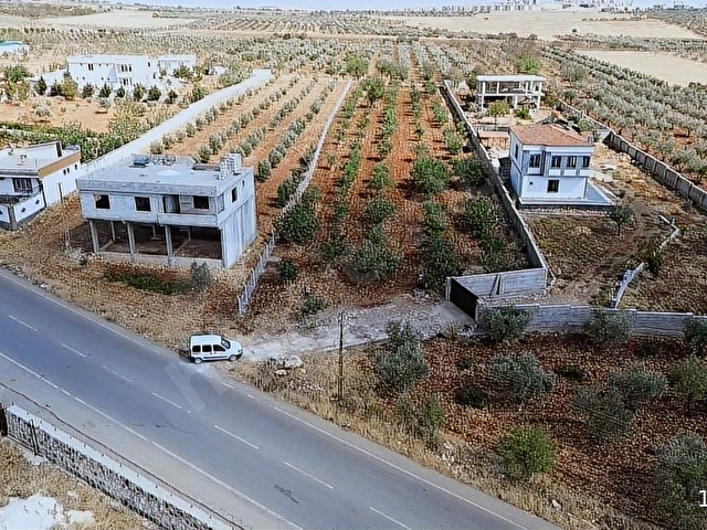 BURÇ KARAKUYUDA ANA ASFALT ÜZERİ ELEKTRİĞİ KUYUSU MEVCUT TARLA