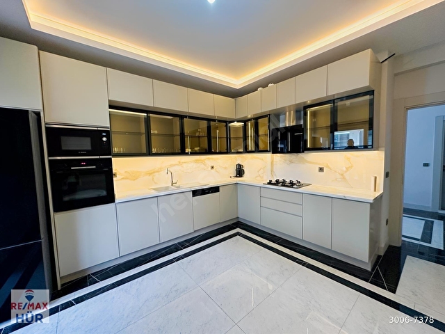 REMAX AYFER SEVERDEN 323 M2 SATILIK HAVUZLU VİLLA - Görsel 12