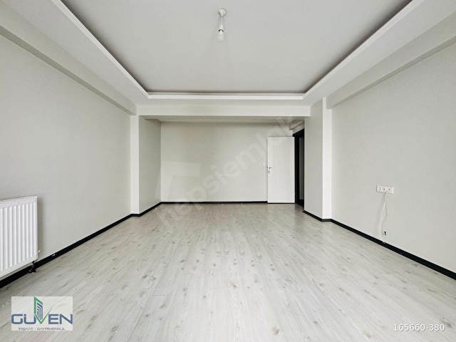 GÜVENDEN KAPAKLIDA CADDEYE,SERVİSLERE YAKIN KOMBİLİ 2+1 DAİRE