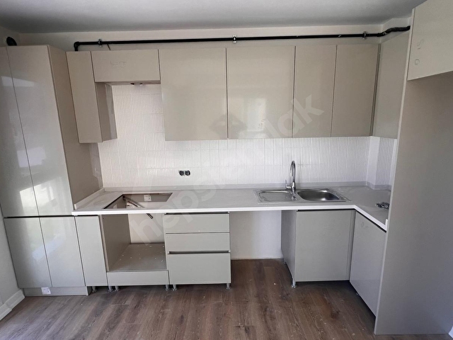 TURUNCU EMLAK ALTAYÇEŞMEDE 2+1 ARAKAT SIFIR KİRALIK SÜPER DAİRE - Görsel 3
