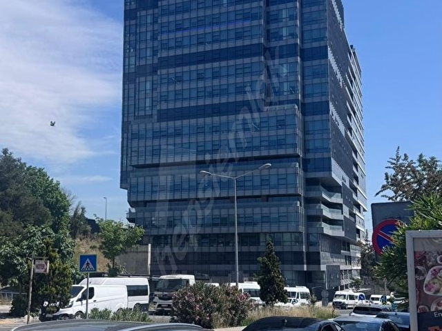 GİYİMKENTTE METROYA YAKIN SATILIK 165 METREKARE DÜKKAN