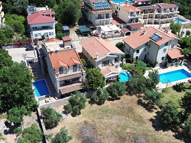 KOMPLE SATILIK BİNA. 3 KAT,5 EV,AYRI AYRI TAPULU,BAHÇELİ,HAVUZLU - Görsel 17