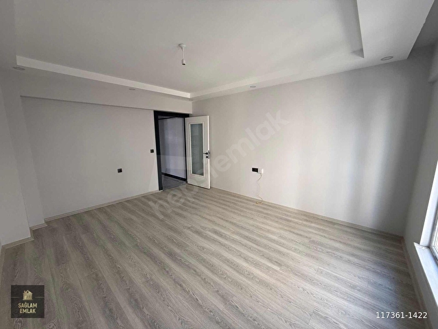 CUMHURİYET MAHALLESİNDE HARİKA KONUMDA ARAKAT 2+1 DAİRE - Görsel 4