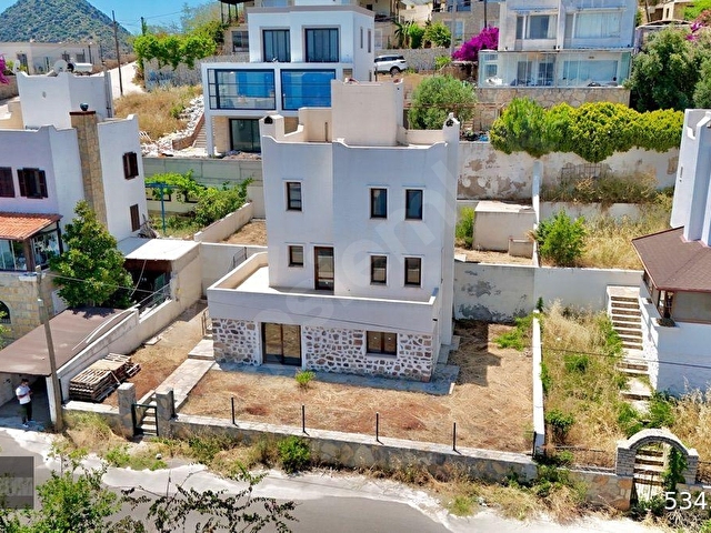 Akyarlar’da Denize Sadece 200 metre Mesafede Harika Manzaralı 350 m2 Arsa İçerisinde Müstakil Villa