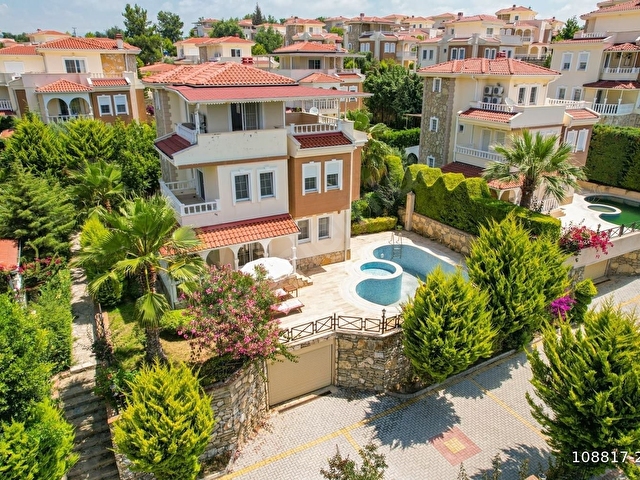 Antalya İncekumda Doğa Manzaralı Site İçerisinde satılık havuzlu Villa
