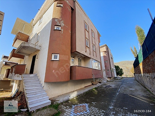 Zenith Real Estateten Satılık Kuvai Milliyede Tripleks Villa - Görsel 4