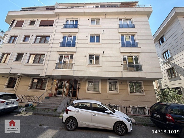 Kadıköy Acıbadem E-5 Metro,Metrobüs durağı,Akasya Avm. yk.yeni bina 2+1 ara kat