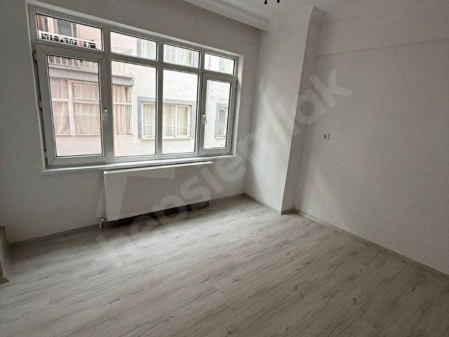 BAHÇELİEVLER MAHALLESİNDE İÇİ KOMPLE YENİLENMŞ ARA KAT 2+1 DAİRE - Görsel 4