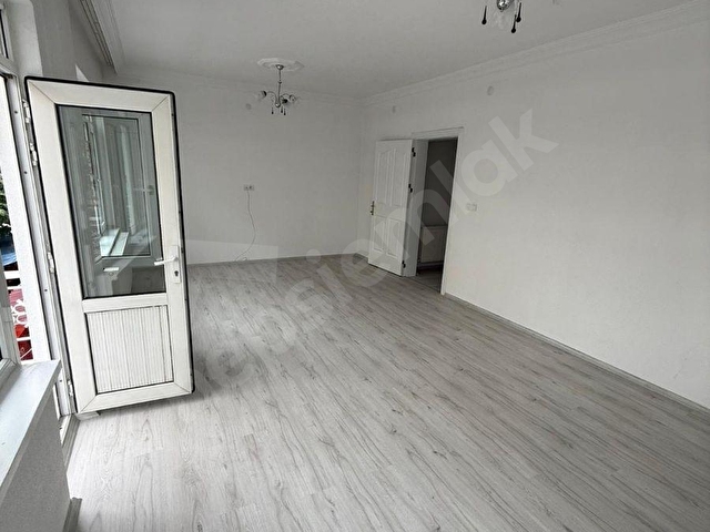 BAHÇELİEVLER MAHALLESİNDE İÇİ KOMPLE YENİLENMŞ ARA KAT 2+1 DAİRE - Görsel 2