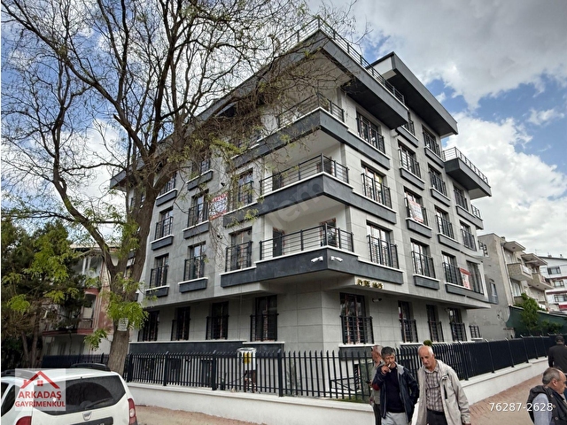EMEKTE CADDE ÜZERİ KÖŞE BAŞI ARA KATTA 1+1 AMERİKAN MUTFAK ANKASTRE BALKONLU