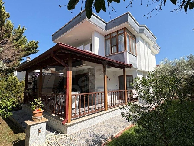 AYVALIK SAHİLKENTTE DENİZE 50 MT.MESAFEDE SATILIK BAHÇELİ VİLLA