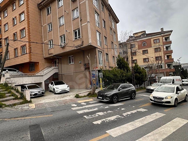ALTINAY CADDESİN DE VAADİ MANZARALI ASANSÖRLÜ GENÇ BİNADA