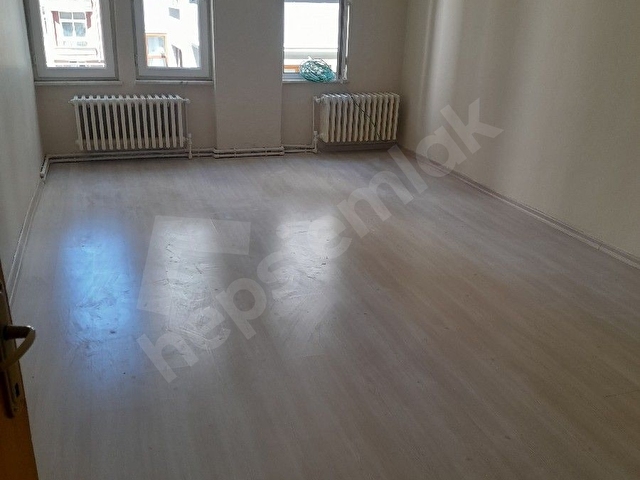 asansörlü 3+1 Ara kat hastaneye okula camiye pazara her yere yürüme mesafesi merkezde