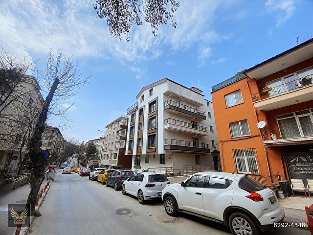 KÜÇÜK ESAT BAĞLAYAN SOKAKTA 1+1 YENİ BİNA ARA KAT - Görsel 2