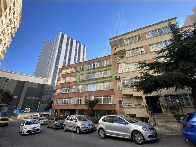 GAYRETTEPE MERKEZİ KONUMDAKİRACISIZ 4+1 ARAKAT DAİRE