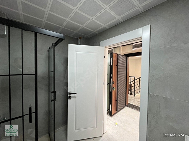 ALAÇATIDAN İLKER CADDESİNDE TERASLI MODERN FIRSAT 3+1 DUBLEKS - Görsel 23