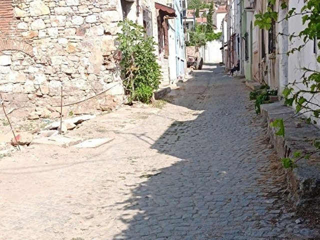Ayvalık Macaronda 2 katlı 40m2 bahçeli 80m2 Rum evi oturulur vaziyette - Görsel 10