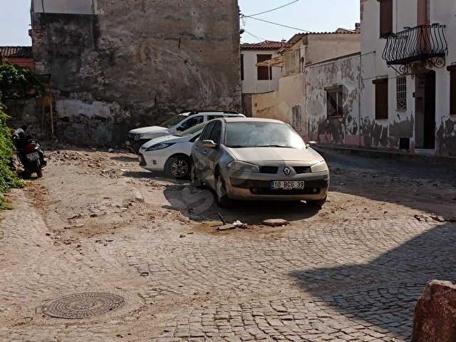 Ayvalık Macaronda 2 katlı 40m2 bahçeli 80m2 Rum evi oturulur vaziyette - Görsel 9